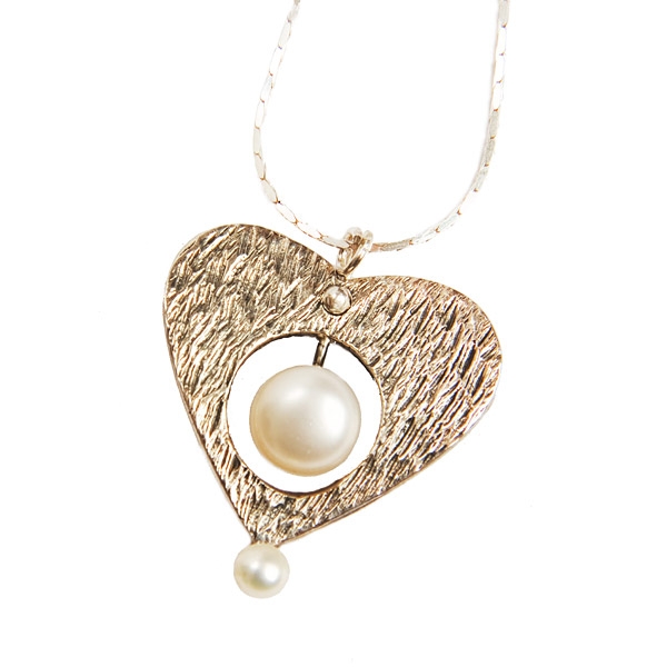 Classic Silver Pendant Necklace with Pearl