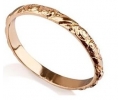 Delicate and feminine wedding gold ring - side view Delicate and feminine wedding gold ring - side view